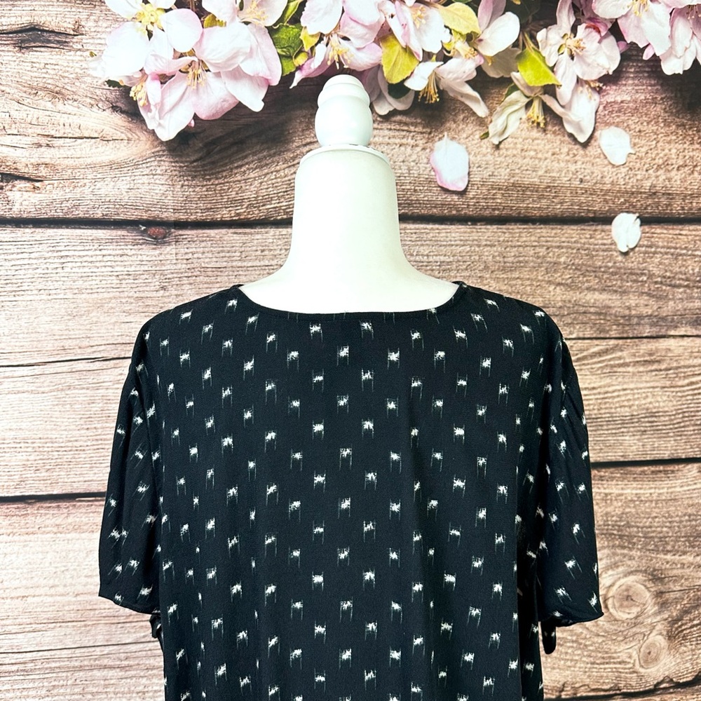 Universal Thread Women’s Rayon Black Abstract Geo… - image 5